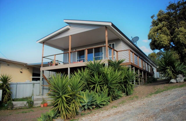 4 Bedroom 2 Bathroom Elevated & Modern Home - Sweeping views + Free Wifi!