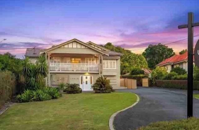 4 bedroom 4 bathroom Urban Getaway Ipswich, Pets Allowed