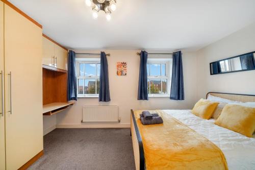 4 Bedroom 6 Bed 3 Bath Home with Private Parking for 2 and Garden