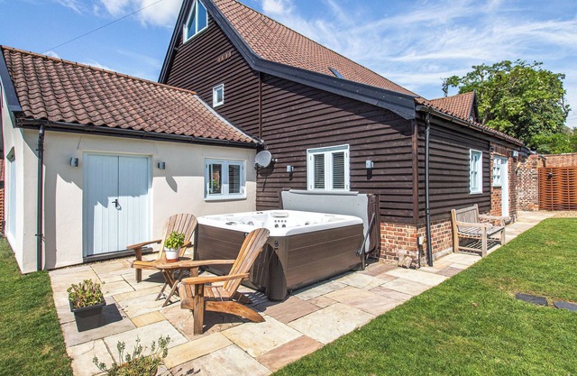 4 bedroom accommodation in Tacolneston