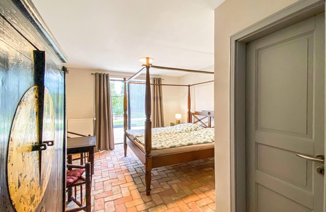 4 bedroom accommodation in Wrodow