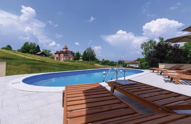 4 bedroom accommodation in Starjak