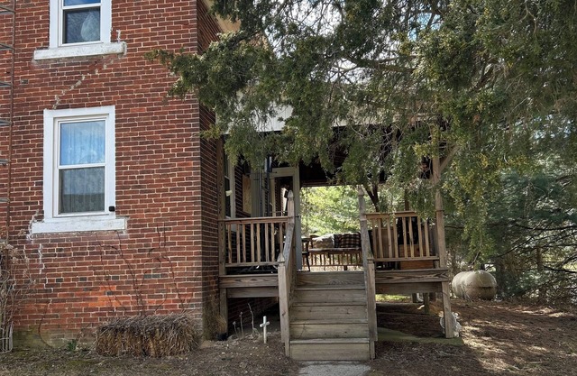 4-bedroom bed & breakfast in charming hideaway 1800's home!