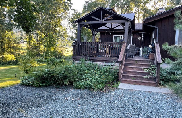 4-bedroom house in beautiful Rogue River Oregon with WiFi, AC.