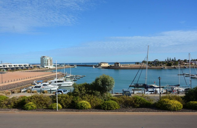 4 bedroom home, sleeps 10 located in the Marina with Awesome Views