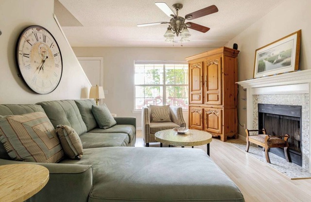 4 bedroom home with new Media room located between Savannah and Tybee Island.