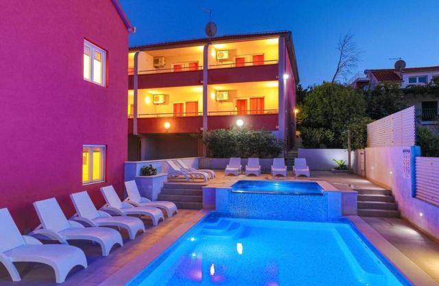 4-bedroom house with swimming pool in delightful Seget Vranjica