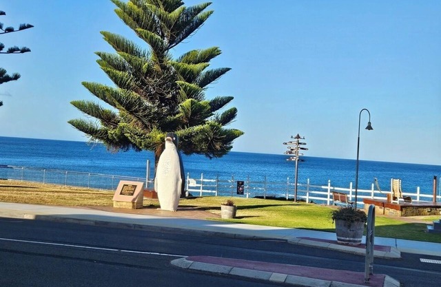 4 bedroom house less than 3 mins drive to the ocean