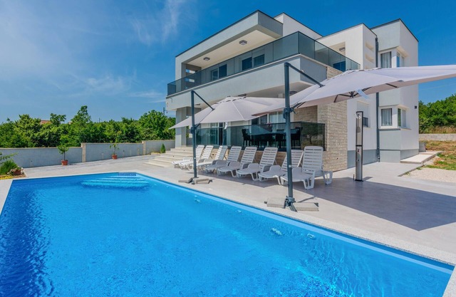 4 bedroom nice home in Slivnica Donja