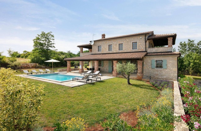 4 bedroom nice home in Sveti Lovrec