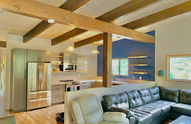 4 Bedroom Pet Friendly End UnitRemodeled Kitchen and master bath