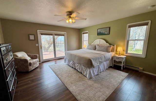 4 Bedroom Retreat. Mountain views, spacious deck, property hot tub, end of road.