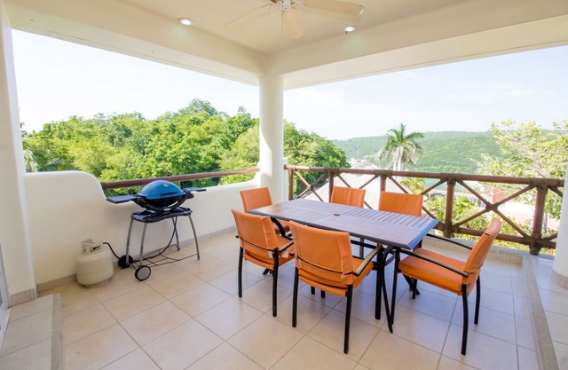 4 Bedroom with Marina Views - Perfect for a Family Getaway!