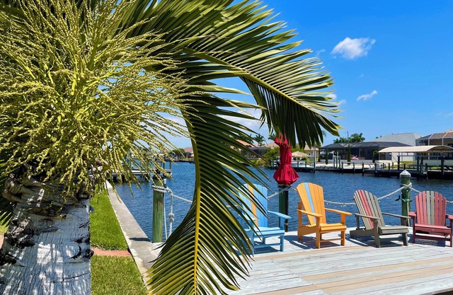 4 bedrooms (2 MASTERBÄDER) in total 3 bathrooms SOUTH-facing large pool, boat dock fiber optic network