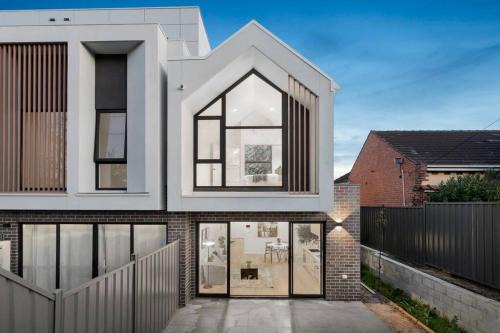 4 Bedrooms Home Ormond private Parkings