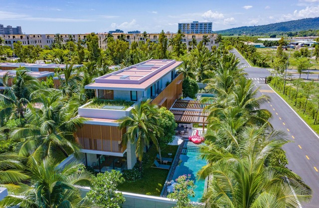 4 bedrooms villa, 10 minutes walk to the beach, 10 minutes to airport/center