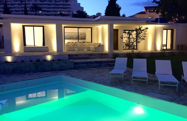 4 Beds & 4 Bath, 150mts from the beach, Private Heated Pool, BBQ