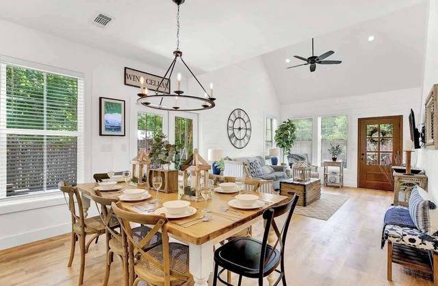4-Blks to Main St,Sleep 18-Pet Friendly-2 Hot-Tubs