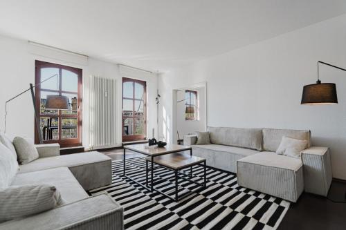 4 BR Apartment - ZENTRAL - GERÄUMIG - KÜCHE - TERRASSE - WIFI - KAFFEE - PARKHAUS