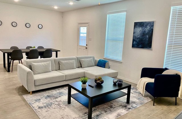 4 BR Cheerful Home Long Term Stay Equipped in Katy