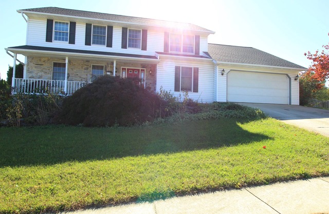 4-BR house 2-min walk to Armitage golf & Caddy Shack eatery/pub in Mechanicsburg