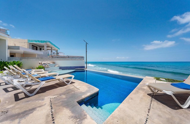4 BR Oceanfront Villa with Pool