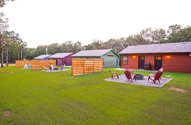 4 Cabin Retreat Sleeps 12 with Hot Tubs and Firepit