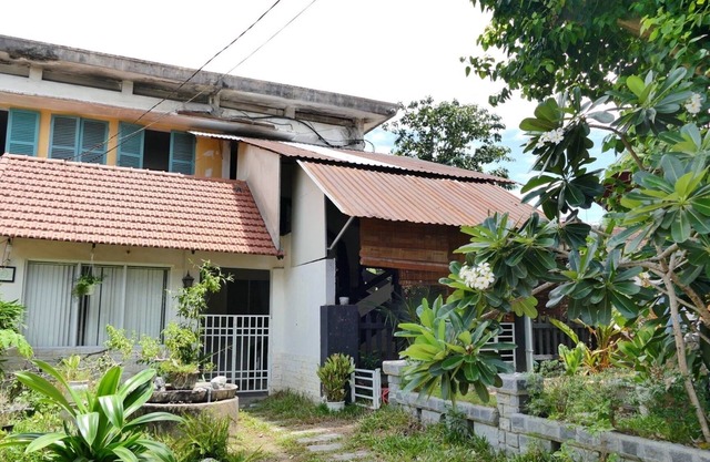 4 guests, 2 beds, 1 bath, a garden