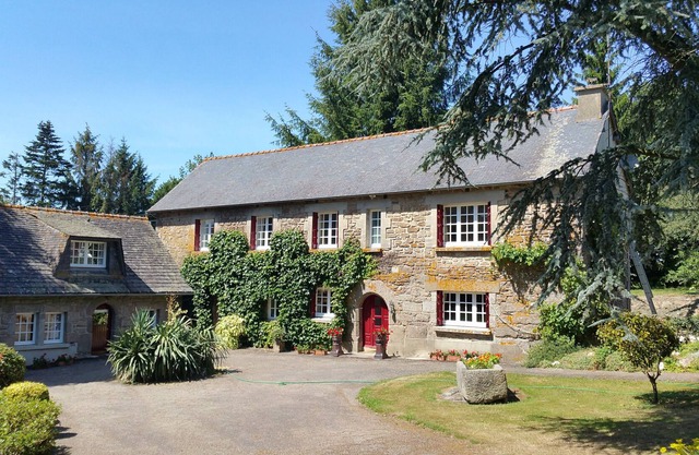 4 Houses with heated pool & WIFI, Kermarch village sleeps 28 .Max 18 adults