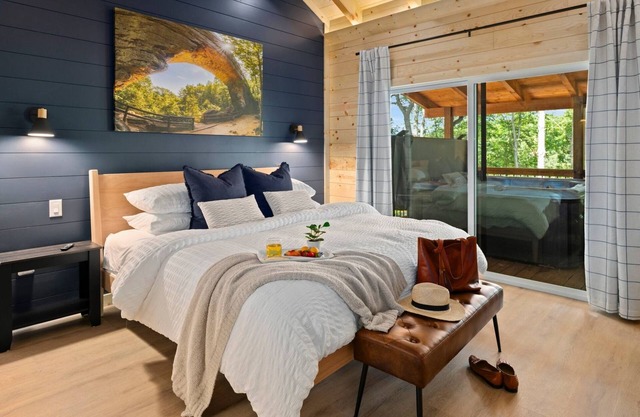 4 King Beds Brand New Hot Tub Fire Pit