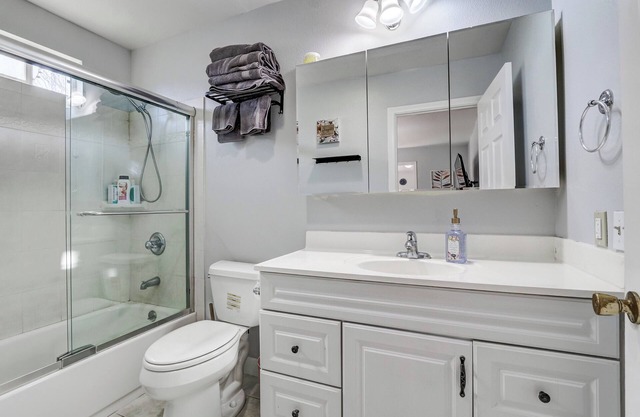 4 miles away to Strip Cozy Private guest house Private Big Yard with Wi-Fi, AC