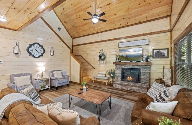 4 Miles to Soaky Mountain! Brand New!