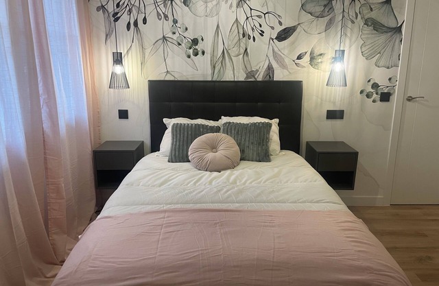 4 minutes walk from the subway, 3 bedrooms with en suite bathroom