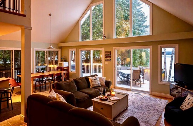 4 Seasons Cottage Welcome to our stunning lakefront cottage in Elmvale, Ontario.