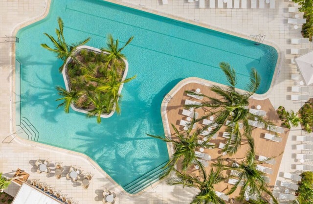40th floor lux condo with pool, gym & spa access!