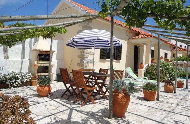 450 meters to the beach, Private gardens,Praia das Maçãs