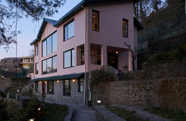 4B-VILLA SERRA-SHIMLA · A fascinating 4-Bedroom home with an old charm