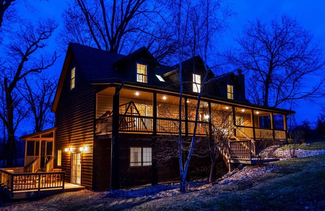 4bd/3.5ba w/Hot Tub, Games, Near Thunder Bay Falls!