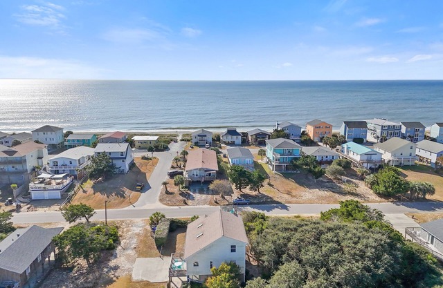4BR/2BA Steps to Beach Ocean and Marsh Views!