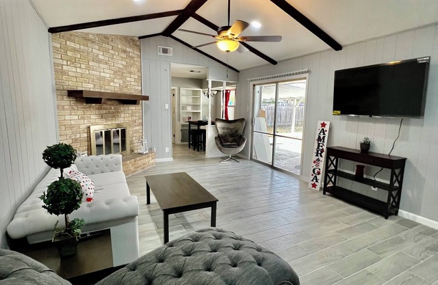 4BR w/Pool Furnished Extended Stay near Randolph AFB Wi-Fi W/D