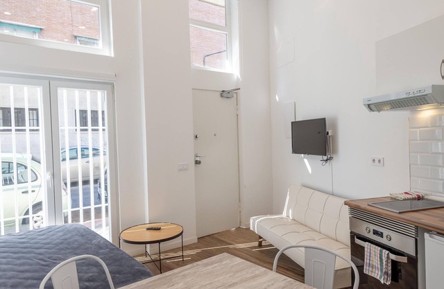 4km From Sol , 1 min Metro, Wifi, Washing Machine and Dryer