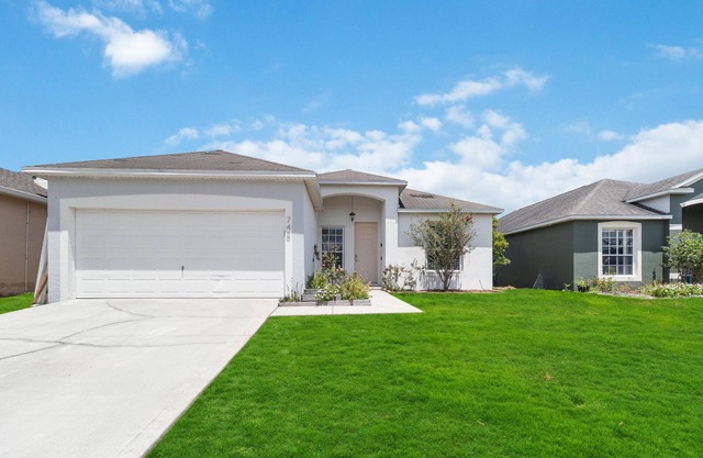 5/3 Pool home located in Sunset Ridge Community!