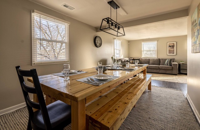 5 Bd home w/GAME ROOM, Pet Friendly- Near I69/465