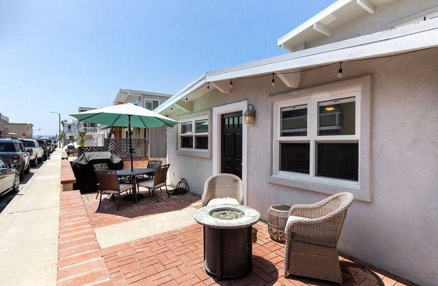 5 Bed 4 Bath Duplex Home - Steps from the Beach