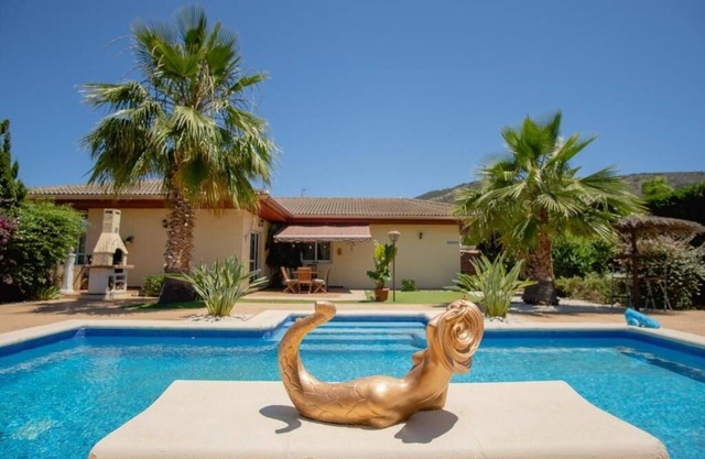 5-bed chalet in Albir, with swimming pool, AC, 20-min-walk to beach.