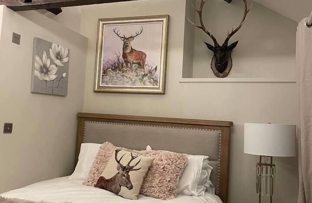 5 Bed House - Sleeps 12 - Pets - Parking