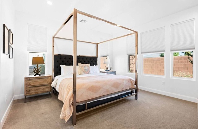 5 Bed Modern St George Oasis!