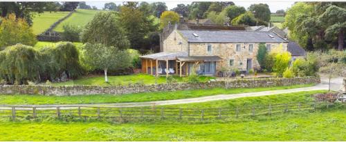 5-Bed Retreat Sleeps 12 in Harrogate with Hot Tub