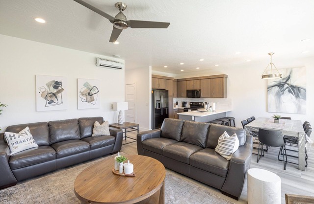 5 Bedroom! 3 King Suites, and bunks! Pool & Hot Tub! Xbox!