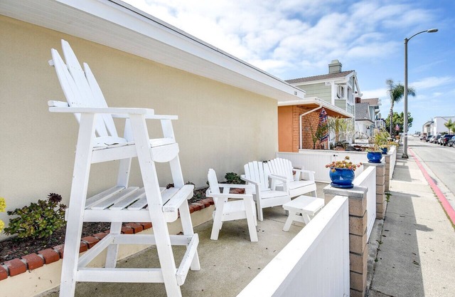 5 Bedroom 4 Bath Duplex w/Parking on 46th St!